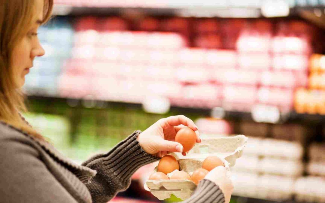 ¿Por qué no se conservan los huevos en el refrigerador en los supermercados?